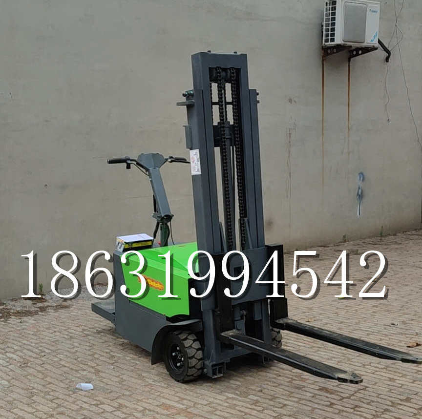 宁城县优程全电动叉车插腿式堆高车液压装卸车1.5吨升高小型站驾式铲车